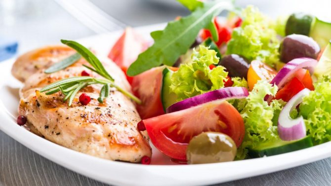 단백질 다이어트에 야채 샐러드와 생선