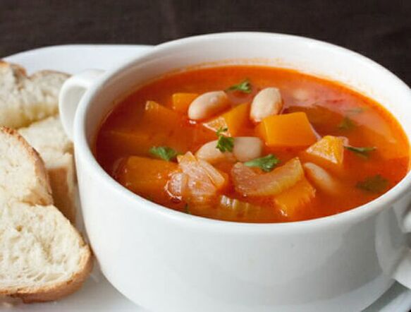 셀러리 수프는 체중 감량을 위한 건강한 식단의 식단입니다. 