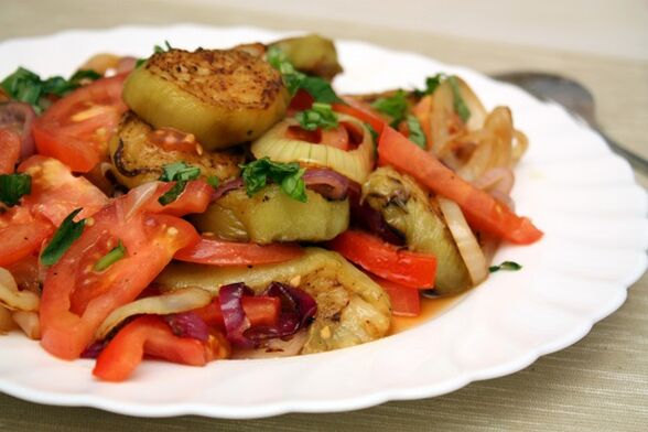 Maggi 다이어트에는 야채와 삶은 가지의 건강한 샐러드가 포함됩니다. 