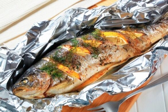 저녁 식사로 호일 구운 생선으로 Maggi 다이어트를 따르십시오. 