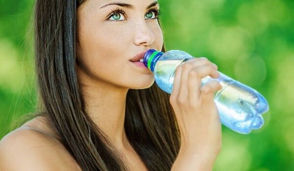 효과적으로 체중을 감량하려면 충분한 물을 마셔야 합니다. 