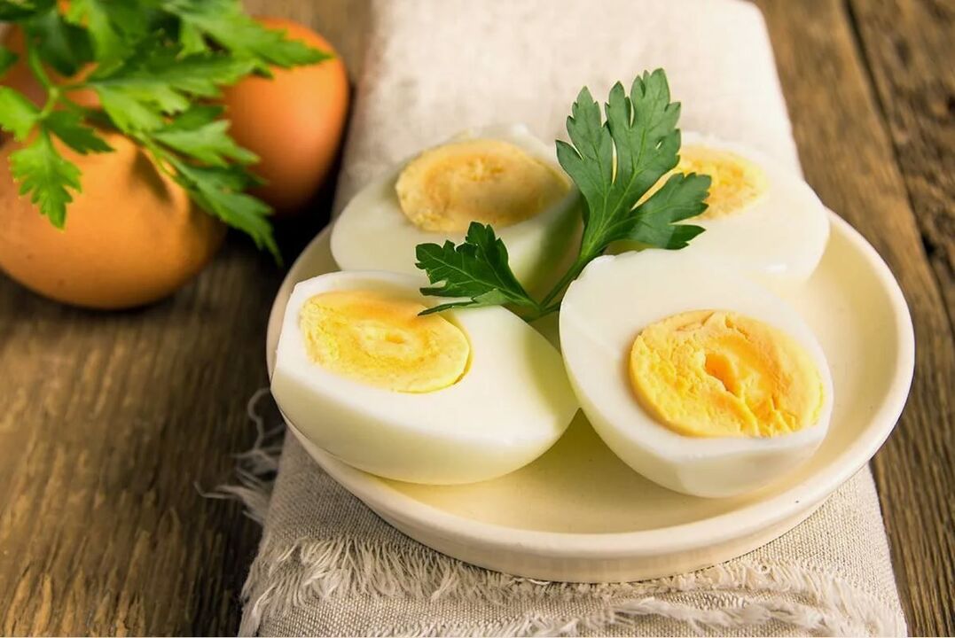 아침 식사로 삶은 계란